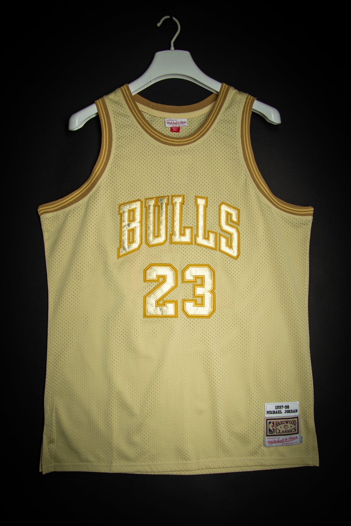 chicago bulls jersey gold